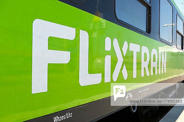 Flixtrain Logo an einem Zug im Hauptbahnhof in Stuttgart Deutschland Europa