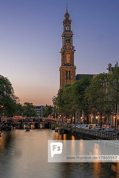 Kirche an den Kanälen zur blauen Stunde  Amsterdam  Niederlande  Europa