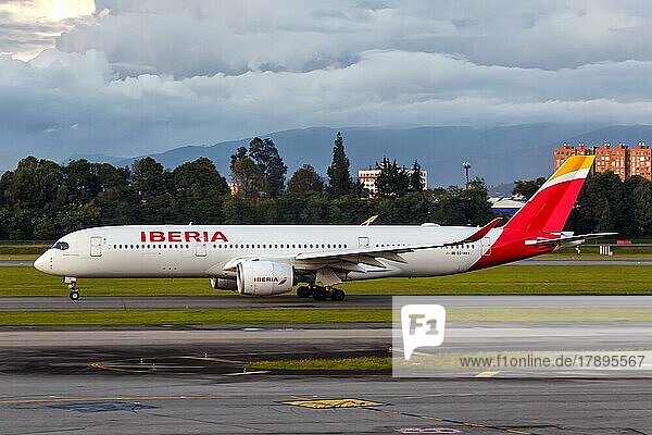 Ein Airbus A350-900 Flugzeug der Iberia mit dem Kennzeichen EC-MXV auf dem Flughafen Bogota Kolumbien Südamerika