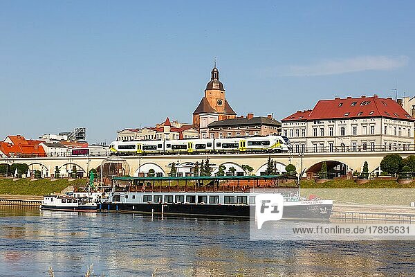 Landsberg an der Warthe Stadt am Fluss mit einem Zug Regionalbahn vom Typ Newag Impuls 2 in Gorzów Wielkopolski Polen Europa