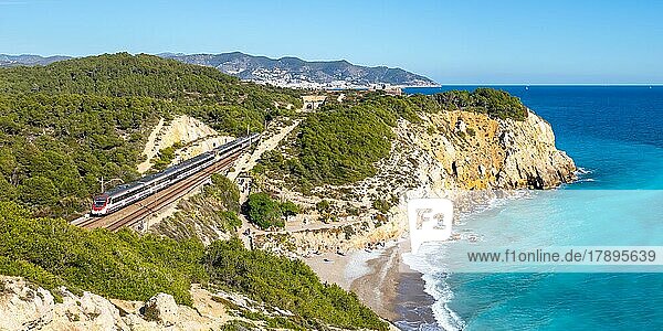 Civia Nahverkehrszug der RENFE Rodalies de Catalunya bei Sitges  Spanien  Europa