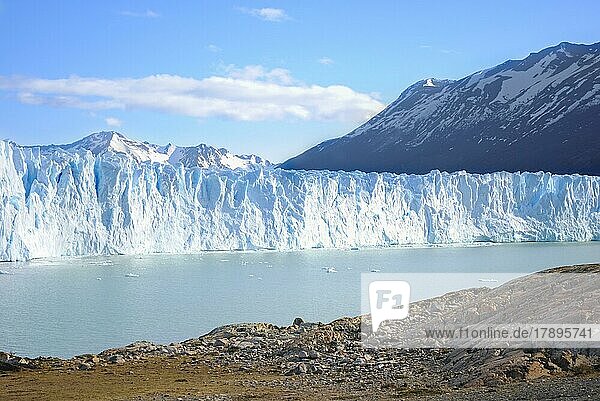 Blick auf den Perito-Moreno-Gletscher in Patagonien  Argentinien  Südamerika