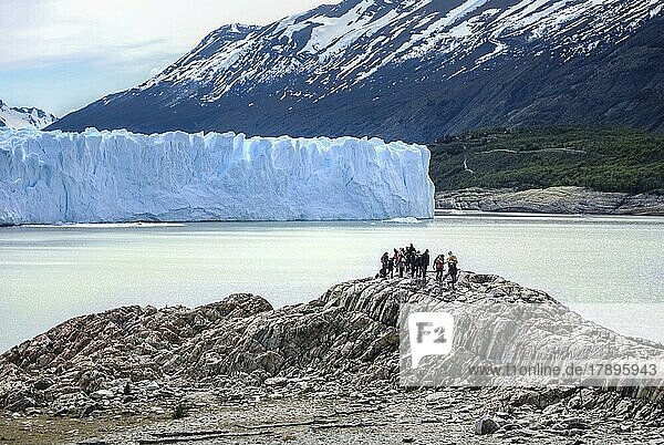 Reisende mit Blick auf den Perito-Moreno-Gletscher in Patagonien  Argentinien  Südamerika