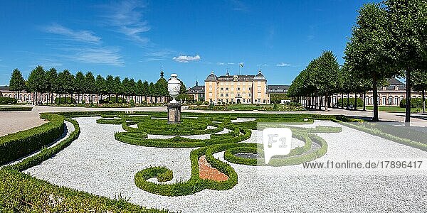 Schloss Schwetzingen mit Schlossgarten Park Reise reisen Architektur Panorama in Schwetzingen  Deutschland  Europa