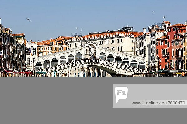 Rialto Brücke Rialtobrücke über Kanal Canal Grande mit Gondel Urlaub Reise reisen Stadt in Venedig  Italien  Europa