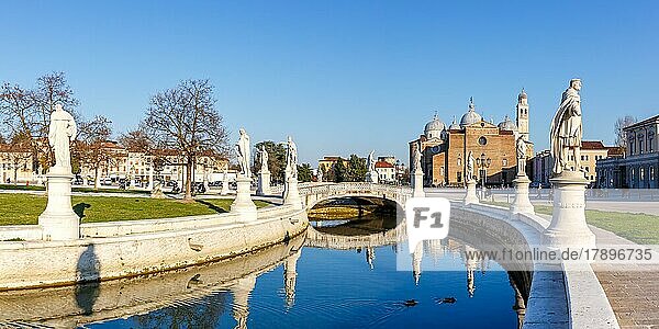 Prato Della Valle Platz mit Statuen Reise reisen Stadt Panorama in Padua  Italien  Europa