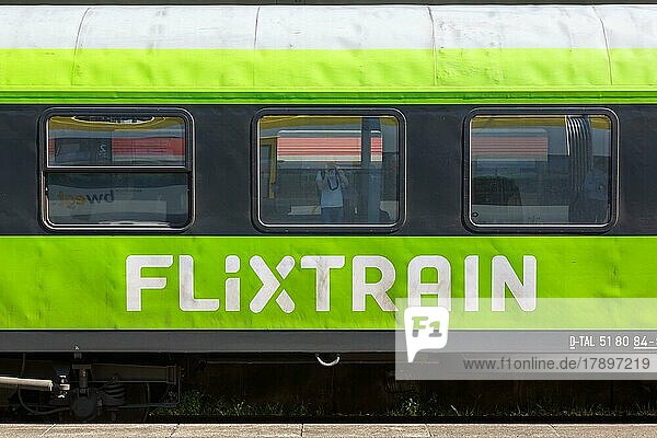 Flixtrain Logo an einem Zug im Hauptbahnhof in Stuttgart Deutschland Europa