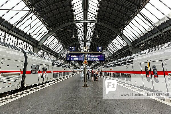 InterCity IC Züge vom Typ Twindexx Vario von Bombardier der DB Deutsche Bahn im Hauptbahnhof Karlsruhe  Deutschland  Europa