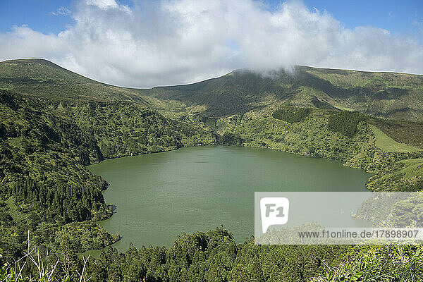 See inmitten der Berge Morro Alto und Pico da Se  Insel Flores  Azoren  Portugal