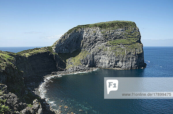 Portugal  Azoren  Morro de Castelo Branco Klippe auf der Insel Faial