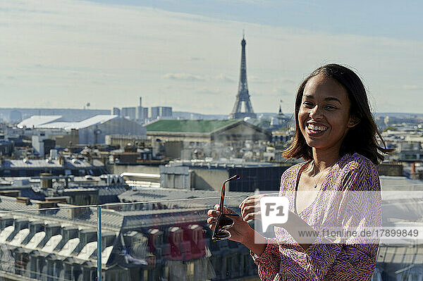 Glücklicher Tourist mit Eiffelturm im Hintergrund  Paris  Frankreich