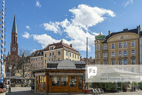 Deutschland  Bayern  München  Wiener Platz im Sommer mit Cafés im Vordergrund und der Neuen Johanneskirche im Hintergrund