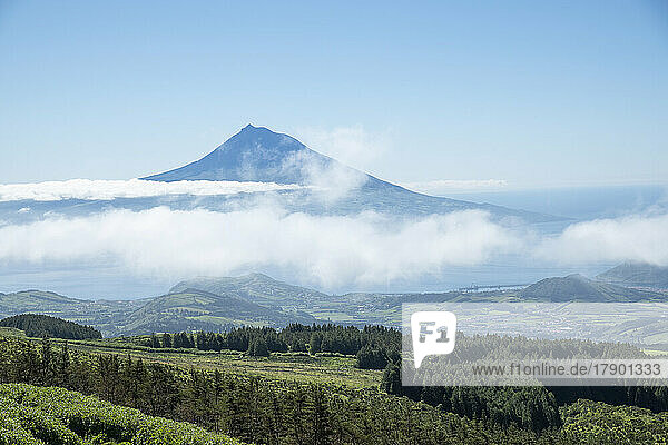 Portugal  Azoren  malerischer Blick auf den in Wolken gehüllten Berg Pico