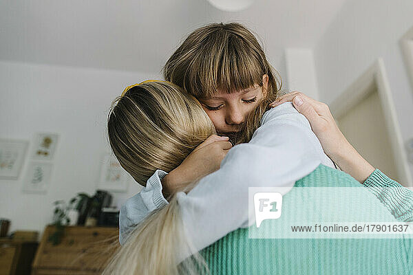 Depressive Tochter umarmt Mutter zu Hause
