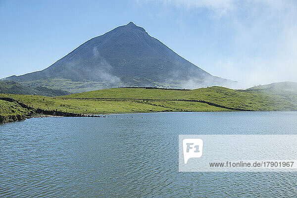 Portugal  Azoren  Lagoa do Capitao mit dem Berg Pico im Hintergrund