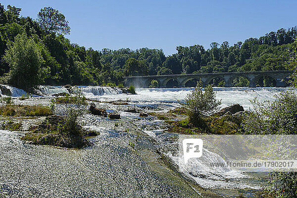 Schweiz  Kanton Schaffhausen  Rheinfall mit Bogenbrücke im Hintergrund
