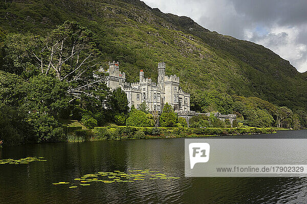 Kylemore Abbey am Berg am Seeufer des Pollacapall Lough  County Galway  Irland