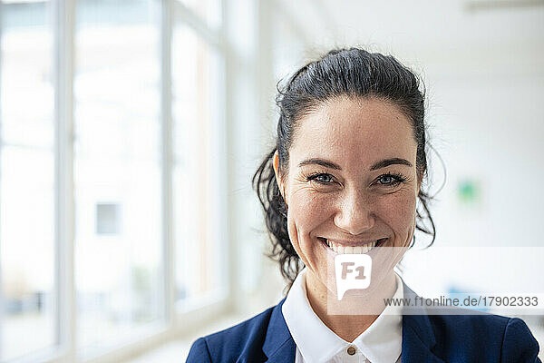 Porträt einer lächelnden brünetten Geschäftsfrau
