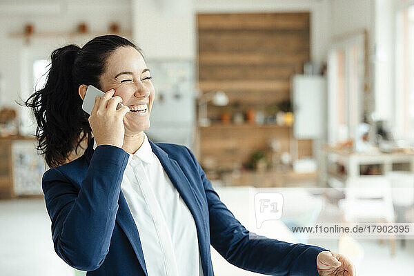 Glückliche Geschäftsfrau  die am Handy spricht