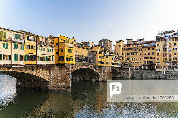 Italien  Toskana  Florenz  Ponte Vecchio mit Wohngebäuden im Hintergrund