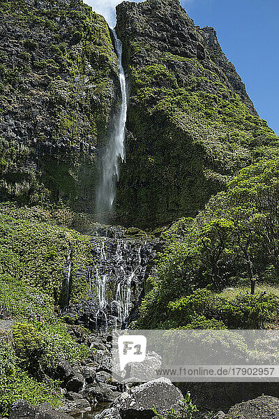 Portugal  Azoren  Wasserfall Cascata do Poco do Bacalhau auf der Insel Flores