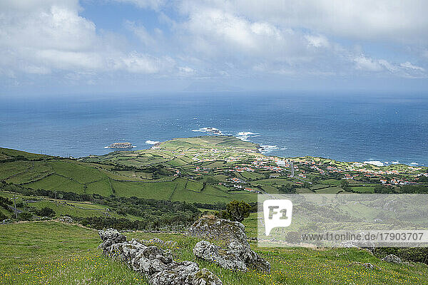 Malerische Aussicht auf Landschaft und Meer unter bewölktem Himmel  Ponta Delgada  Insel Flores  Azoren  Portugal