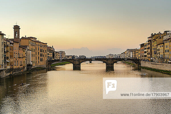 Italien  Toskana  Florenz  Fluss Arno und Brücke der Heiligen Dreifaltigkeit in der Abenddämmerung