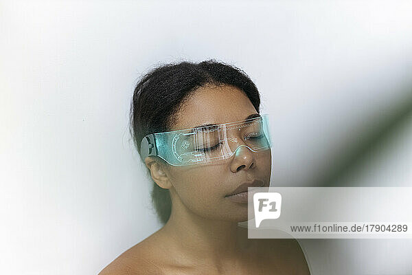 Frau entspannt sich mit geschlossenen Augen und trägt eine Cyberbrille