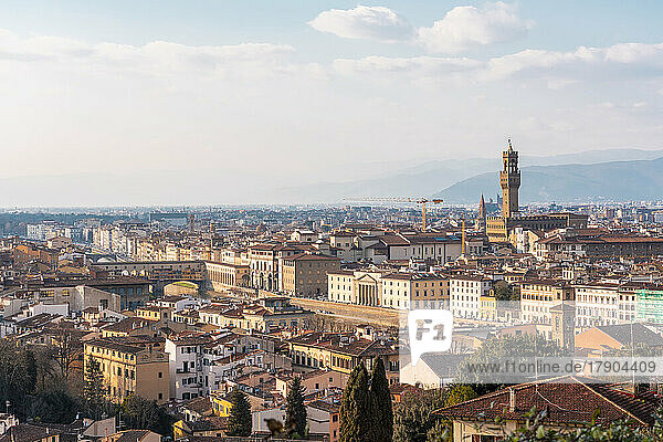 Italien  Toskana  Florenz  Wohnviertel mit Glockenturm des Palazzo Vecchio im Hintergrund
