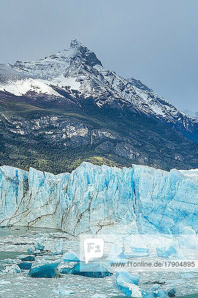 Perito Moreno Glaciar mit Cerro Perito Moreno  Los Glaciares National Park  UNESCO Weltkulturerbe  Patagonien  Argentinien  Südamerika