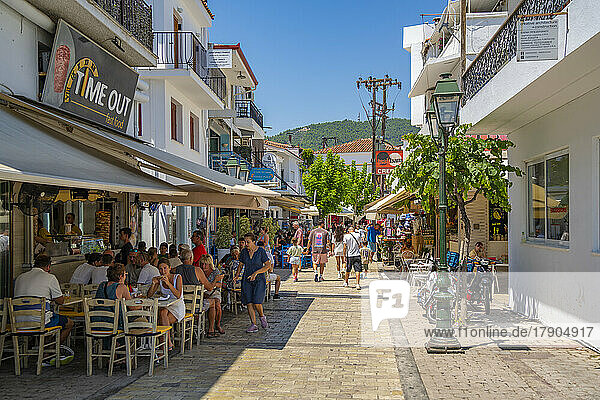 Blick auf Restaurants und Geschäfte an der Hauptstraße in Skiathos Stadt  Insel Skiathos  Sporaden  Griechische Inseln  Griechenland  Europa