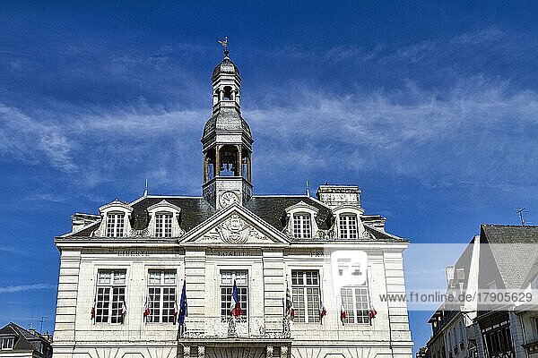 Rathaus mit Glockenturm und der Aufschrift Freiheit  Gleichheit  Brüderlichkeit  Platz der Republik  Oberstadt  Auray  Morbihan  Bretagne  Frankreich  Europa