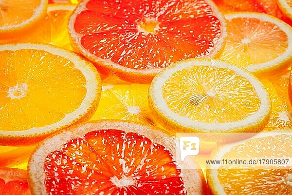 Bunte Zitrusfrüchte  Zitrone  Orange  Grapefruit  Scheiben Hintergrund. Hintergrundbeleuchtung