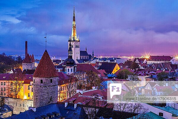 Luftaufnahme der mittelalterlichen Altstadt von Tallinn  beleuchtet in der Abenddämmerung  mit dramatischem Himmel Estland