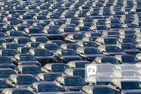 Große Anzahl von Autos am Montageplatz  Marke Audi  Deutschland  Europa