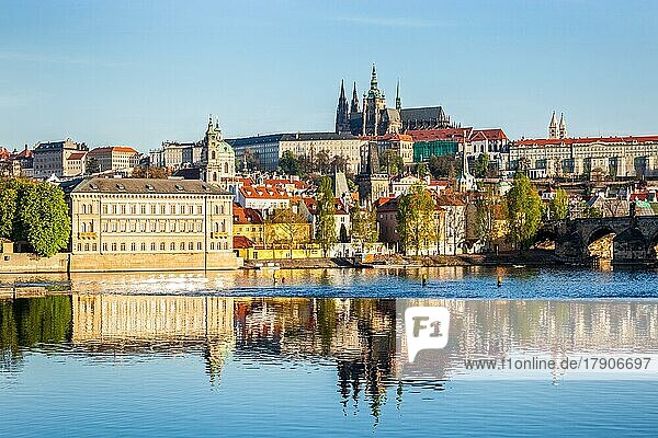 Blick auf die Mala Strana  die Prager Burg und den Veitsdom über der Moldau am Morgen. Prag  Tschechische Republik  Europa