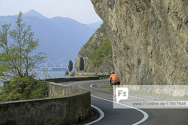 Wunderschöner Radweg entlang des Ostufers des Iseosees  Pisogne  Provinz Brescia  Italien  Europa