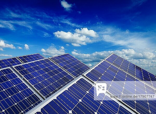 Technologie zur Erzeugung von Solarenergie  alternative erneuerbare Energien und Umweltschutz Ökologie Konzept  Nahaufnahme von Solar-Batterie-Panels gegen blauen Himmel mit Wolken