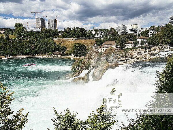 Wasserfall des Rheinfalls im Sommer  die größten Wasserfälle Europas. Neuhausen am Rheinfall  Schaffhausen  Schweiz  Europa
