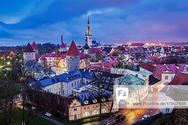 Luftaufnahme der mittelalterlichen Altstadt von Tallinn  beleuchtet am Abend mit dramatischem Himmel  Estland  Europa