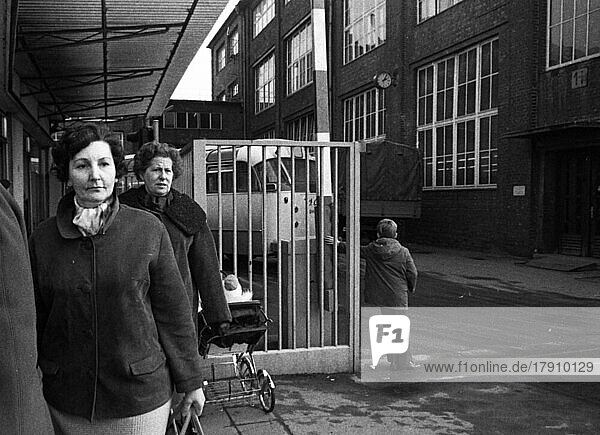 Die Pleite einer Firma in Hohenlimburg  hier bei einem Schichtwechsel bei Göcke & Sohn am 13. 1. 1972  trifft alle Beschaeftigten  DEU  Deutschland  Hagen  Europa