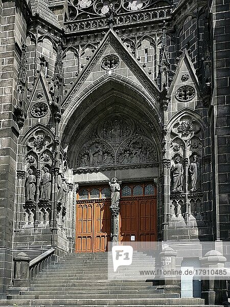 Clermont-Ferrand. Die Vorhalle der Kathedrale Notre-Dame-de-l-Assomption. Departement Puy de Dome. Auvergne Rhône-Alpes. Frankreich