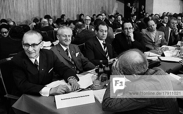 Der Parteitag der Deutschen Kommunistischen Partei (DKP) am 19. -21. 3. 1976 in Bonn. Kurt Hager  Günter Mittag  Joachim Hermann (alle SED) N. N. von links  Deutschland  Europa
