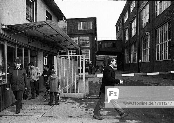 The bankruptcy of a company in Hohenlimburg  here during a shift change at Göcke & Sohn on 13. 1. 1972  affects all employees  DEU  Germany  Hagen  Europe