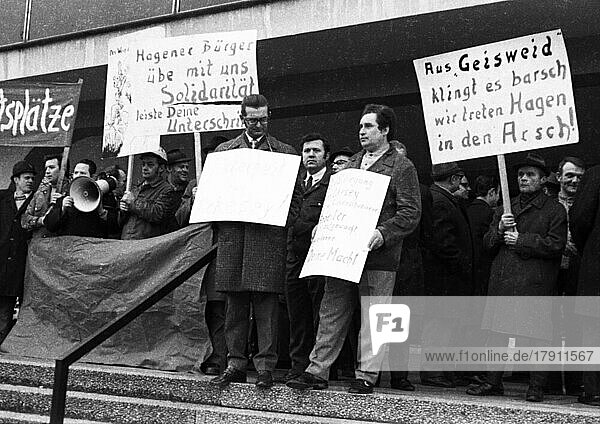 Die Erhaltung und Sicherung ihrer Arbeitsplaetze forderten Stahlarbeiter am 4. 2. 1972 vor der Hauptverwaltung der Stahlwerke Suedwestfalen in Hagen-Eckesey  Deutschland  Europa