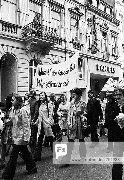 Frauen und Maenner demonstrierten am 2. 6. 1973 in Bonn gegen den Abtreibungsparagraphen 218  Deutschland  Europa