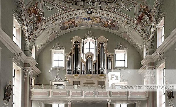 Orgel  Orgelempore  Innenaufnahme  Katholische Pfarrkirche St. Georg  Neustift  Stubaital  Tirol  Österreich  Europa