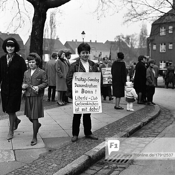 The Easter march of the opponents of nuclear weapons  here in the Ruhr area on 17. 4. 1965 with the Ruhr OM 65  opposed a multinational nuclear force (MLF) and the war in Vietnam  Germany  Europe