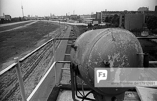 DDR  Berlin  07. 06. 1990  Grenzschutzanlagen an der Liesenbrücke  auf einem Wachturm  Blick Richtung Süden (Scheinwerfer)  zwischen den Mauern  © Rolf Zoellner