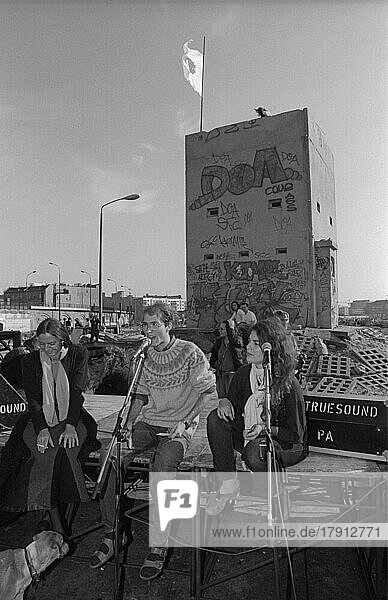 DDR  Berlin  03. 10. 1990  Gründung der Autonomen Republik Utopia am Wachturm am Spreebogen: Rechts: Julia Dimitroff  links Jutta Brabant
